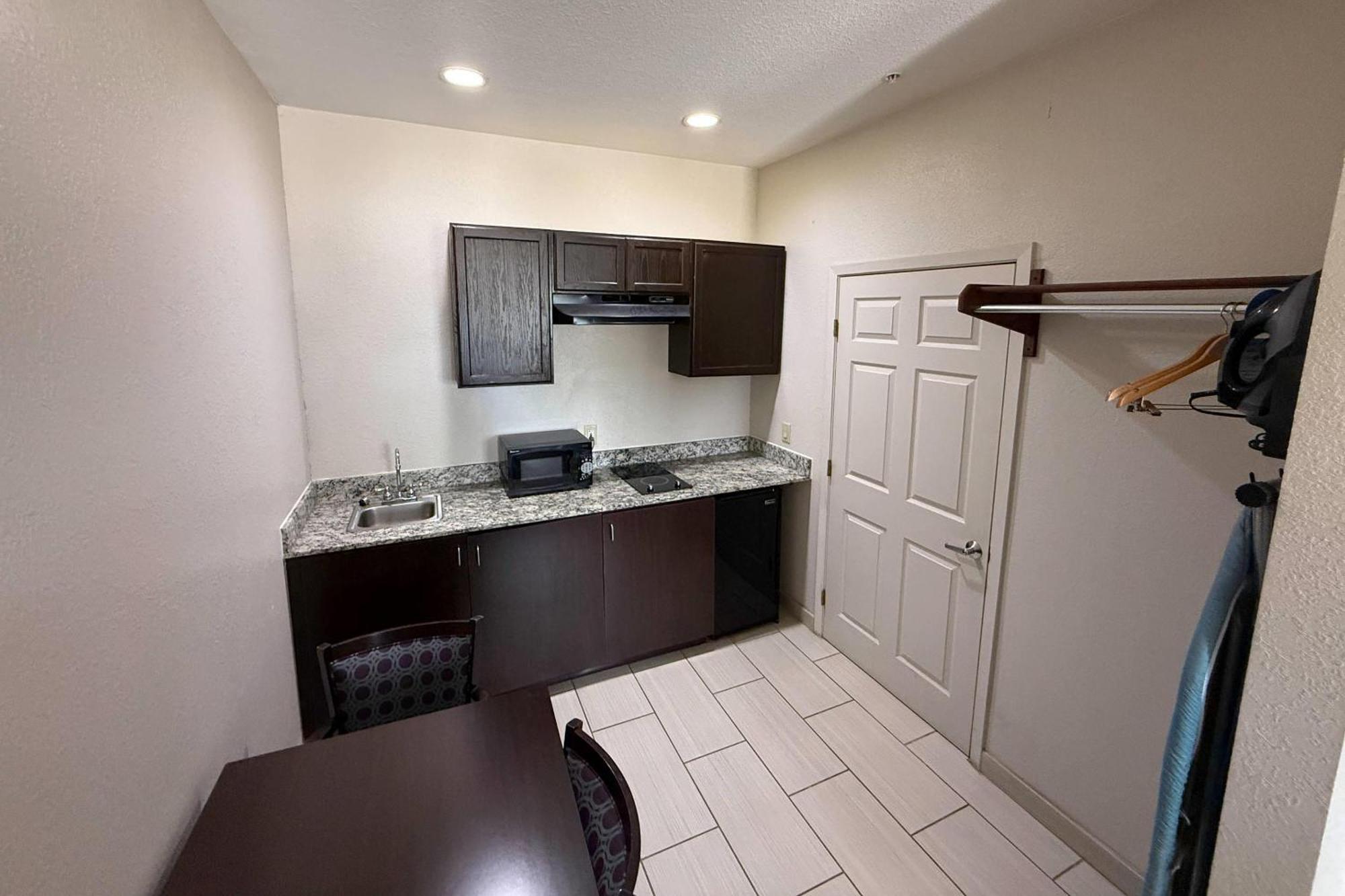 Econo Lodge *